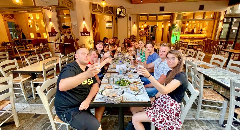 Lekker uiteten in een Grieks dorpje